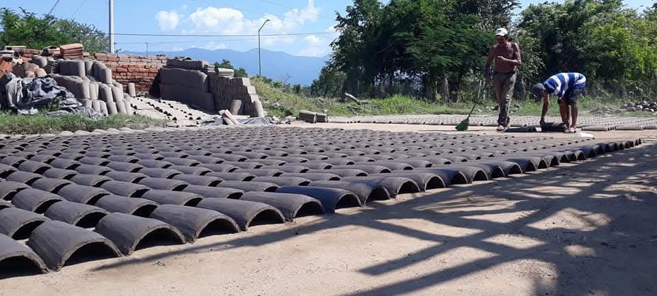 En riesgo la tradición teja de barro en Atoyac ante la preferencia por materiales modernos