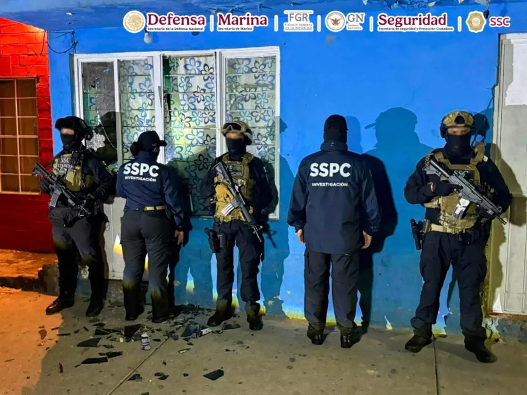 Autoridades federales y locales ejecutaron un cateo en Iztapalapa donde detuvieron a dos personas con drogas y armas