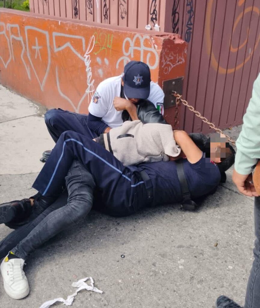 Se le encasquilla el arma a presunto sicario y agente de Tránsito logra someterlo en pleno centro de Chilpancingo