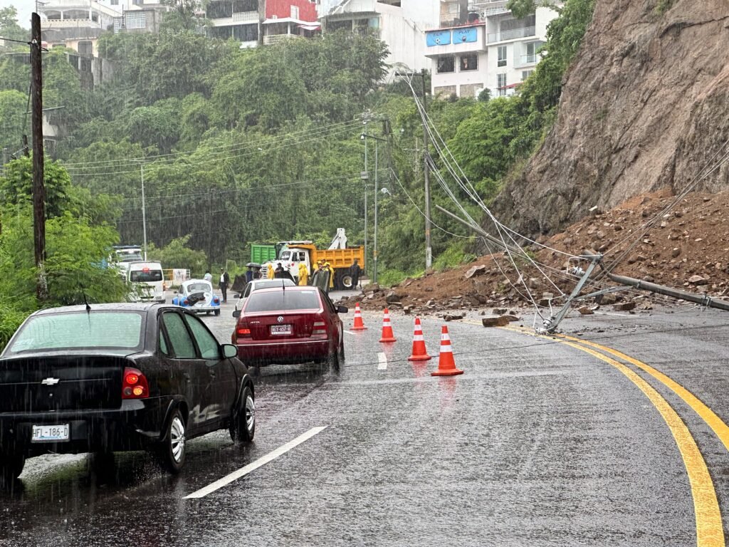 Por lluvias de “Flossie”… Un deslave bloquea la Calzada Pie de la Cuesta, en Acapulco