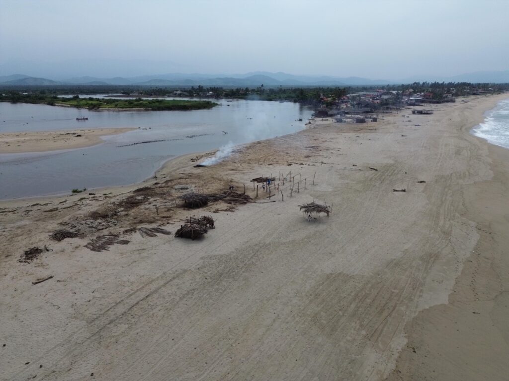 A marcha forzada levantan unas 30 enramadas en la Barra de Coyuca