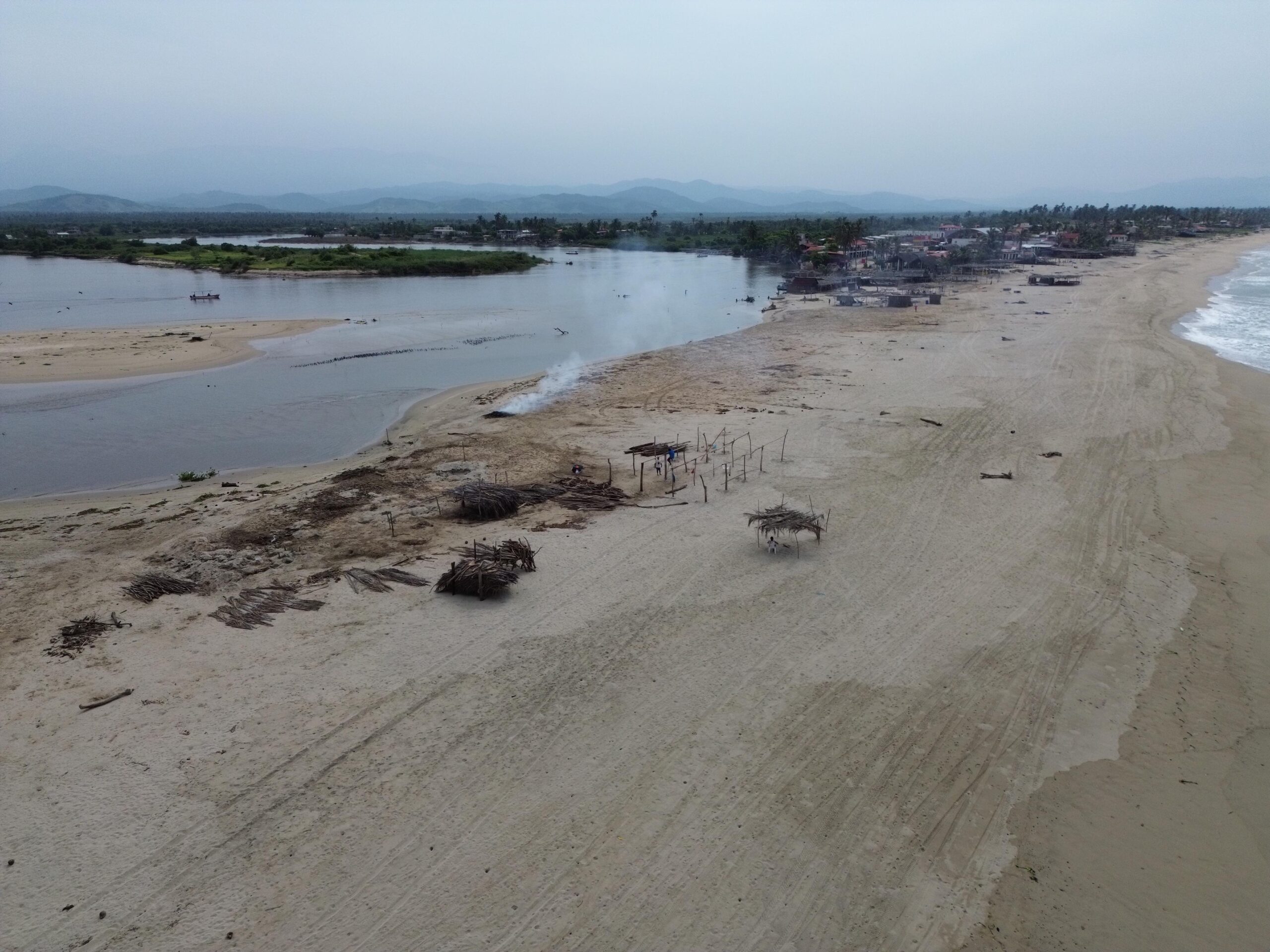 A marcha forzada levantan unas 30 enramadas en la Barra de Coyuca