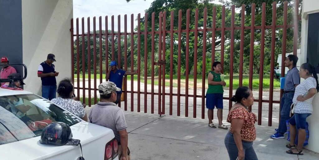 En Ometepec… Damnificados retienen a brigadistas de Bienestar y personal del ITSCCH