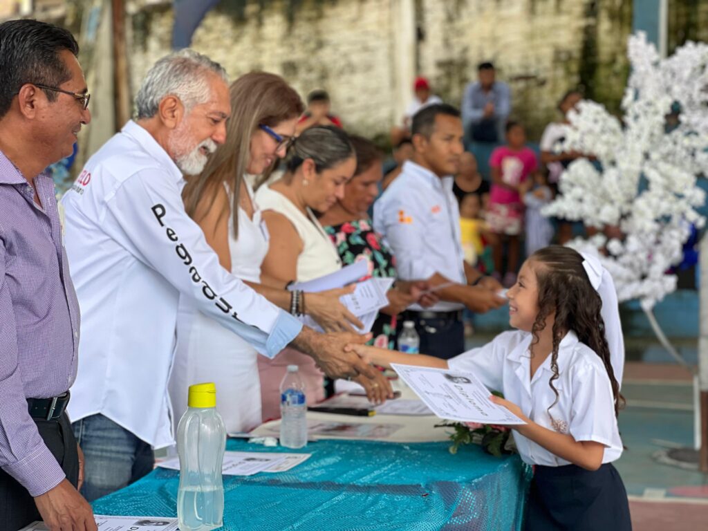 Francisco Sotelo asiste a emotiva clausura escolar en Zihuatanejo