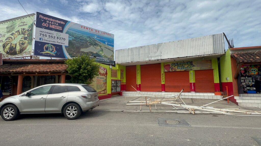 Desarrollo Urbano retira espectaculares en el primer cuadro de la ciudad