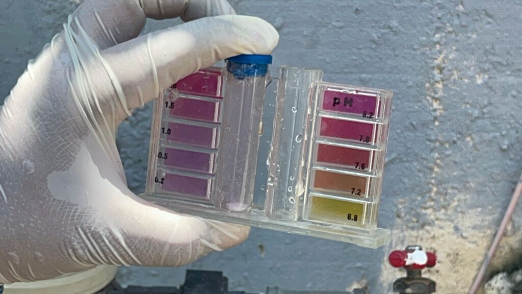 Laboratorio externo analiza calidad del agua potable en Zihuatanejo