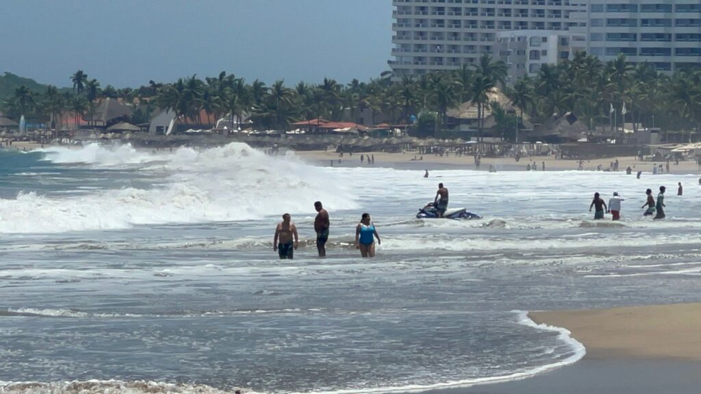 Turistas disfrutan de las playas en Ixtapa-Zihuatanejo pese a grandes olas