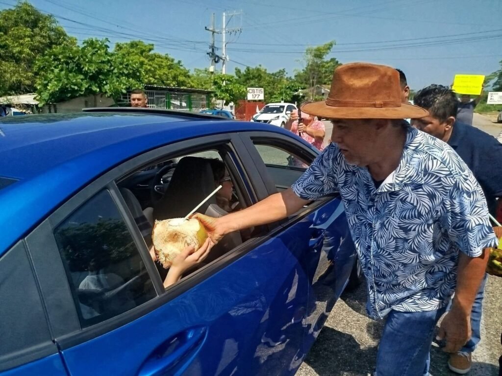 Transportistas de Tecpan dan bienvenida a turistas con obsequios