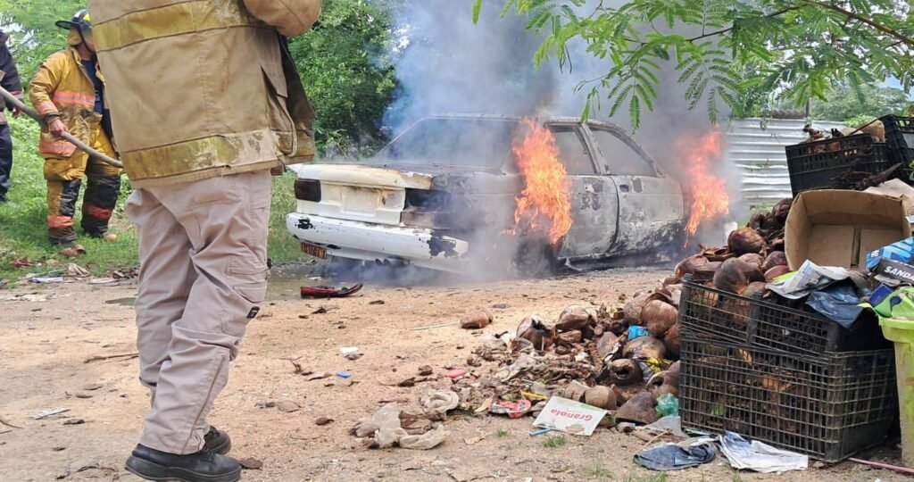 En Acapulco… Incendian un taxi con el cuerpo de un hombre en la cajuela, en Renacimiento