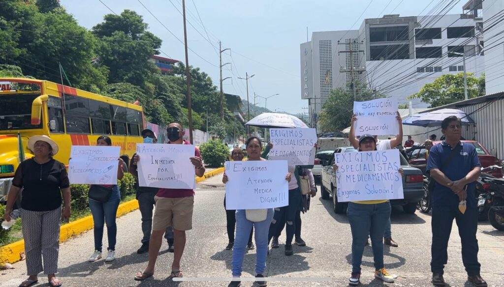 En Acapulco… Por quejas en la atención, bloquean el acceso al Hospital General del ISSSTE