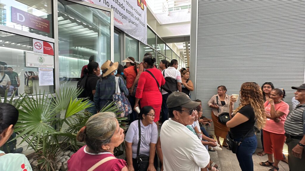 Toman oficina de la Sefina porque no les entregan sus placas, en Acapulco