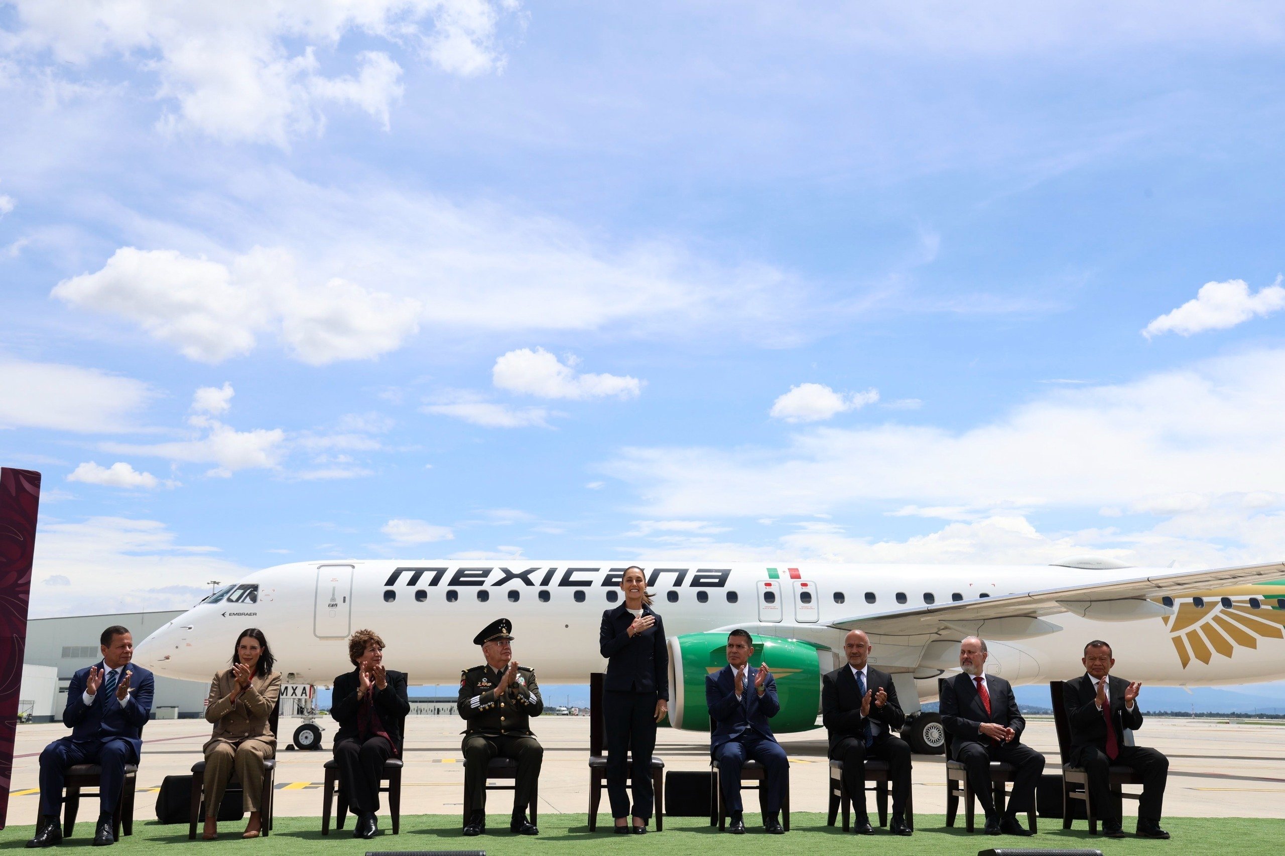 Mexicana de aviación es el mensaje de que México quiere volar alto con justicia, orgullo y soberanía logística: presidenta Claudia Sheinbaum recibe primera aeronave embraer e195-e2