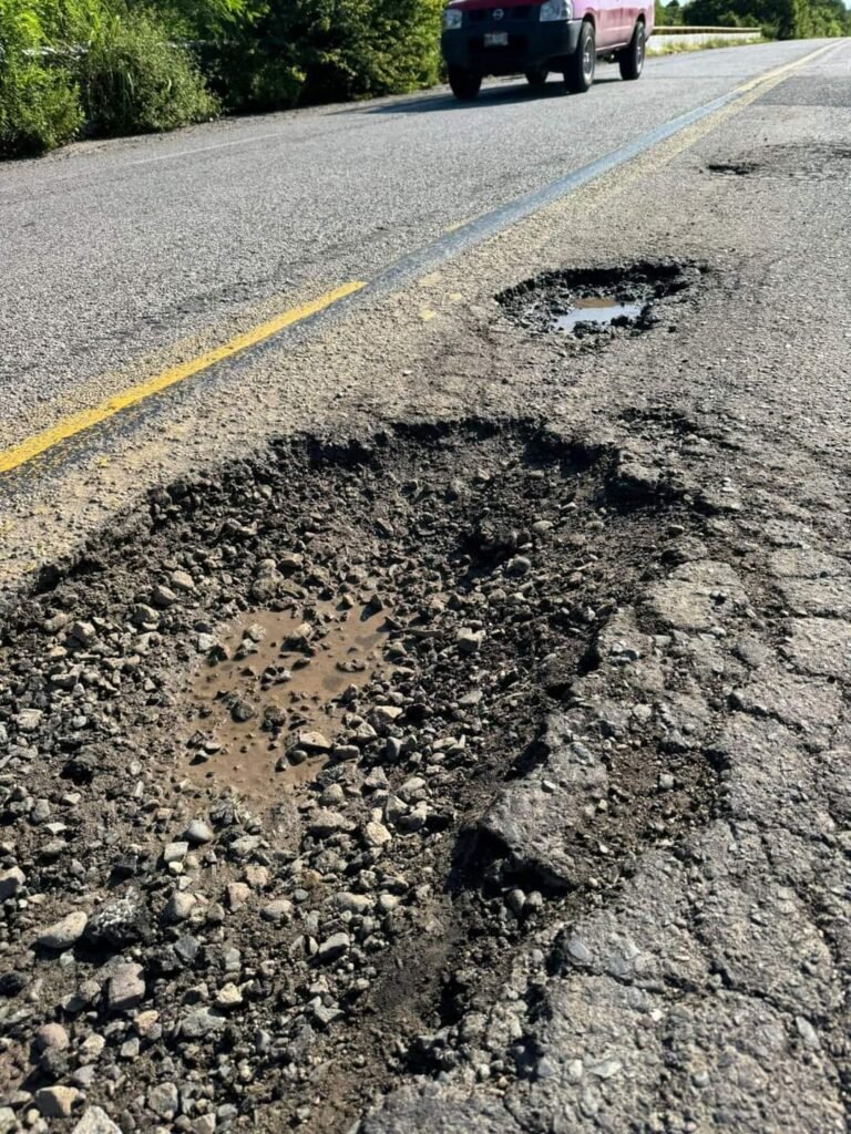 Ciudadanía denuncia abandono de la carretera federal Acapulco-Zihuatanejo, en tramo Tecpan–Petatlán