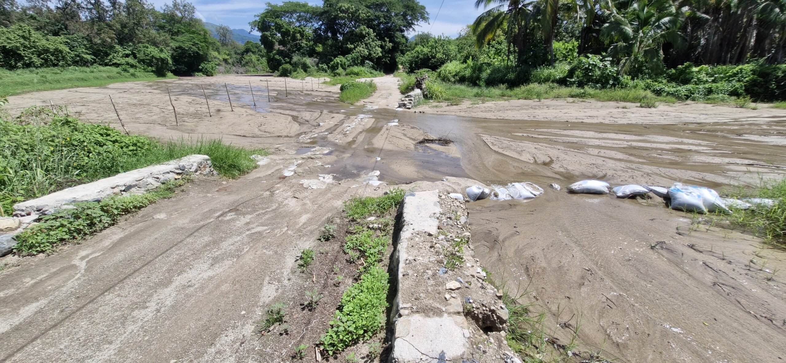 Habitantes de la ruta El Limón-La Marta permanecen incomunicados tras daños en puente-vado