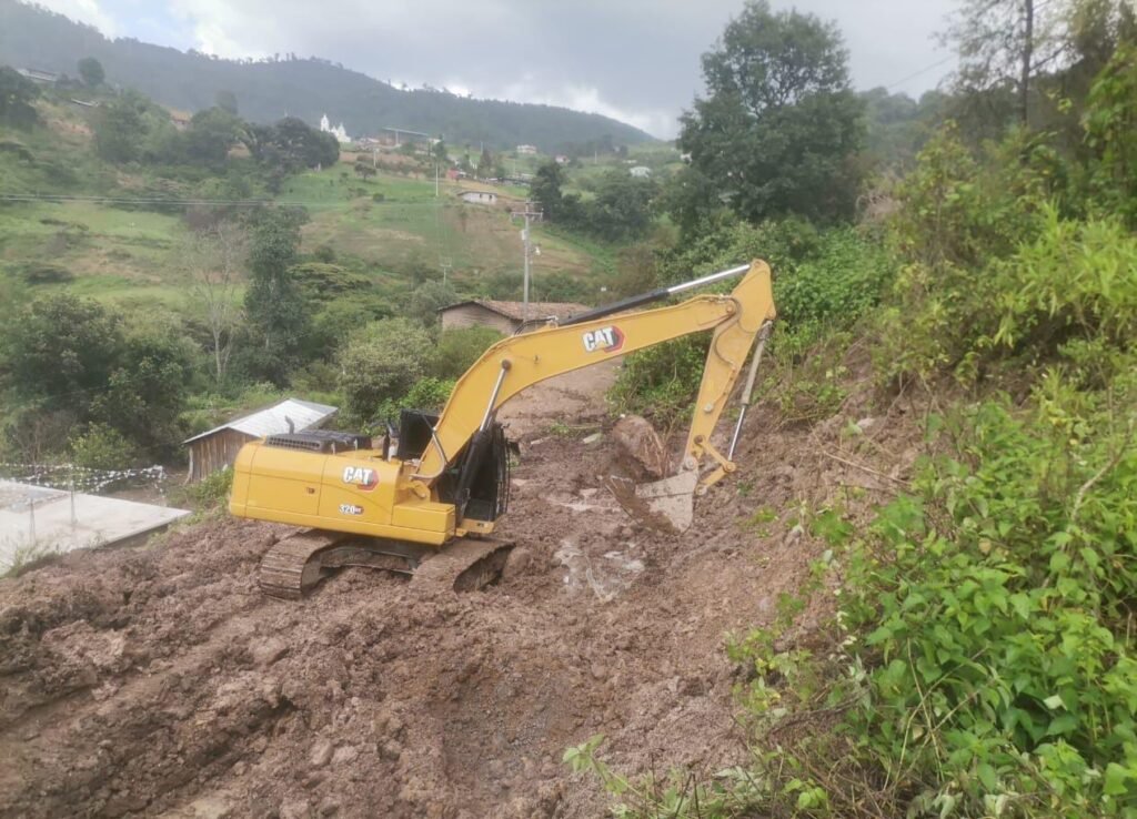 Continúan los trabajos en tramo carretero del municipio de Alcozauca por parte de la CICAEG