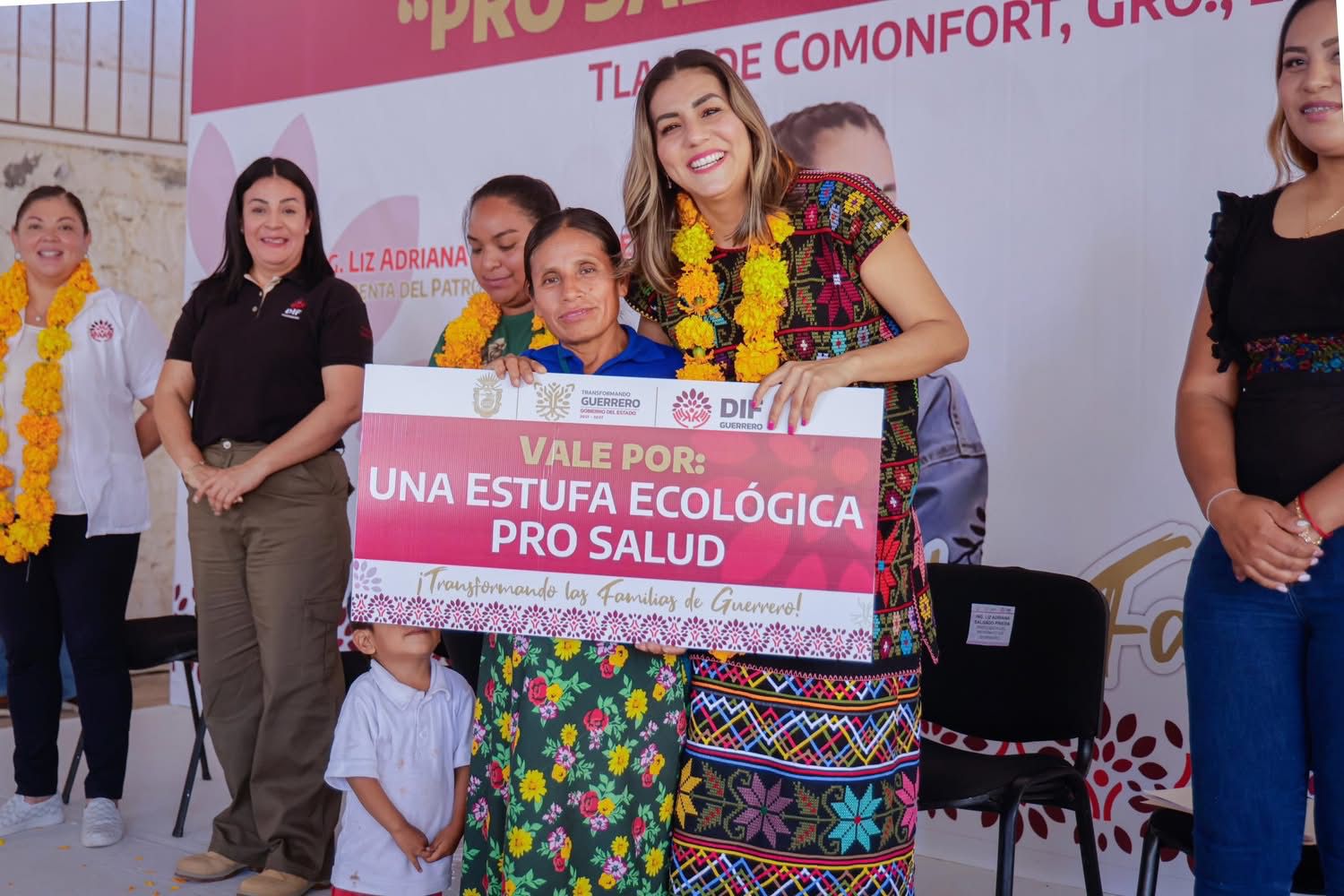 Encabeza Liz Salgado entrega de estufas ecológicas en la región Montaña