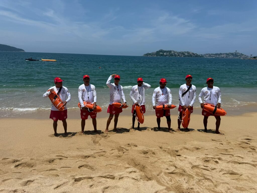 Gobierno de Evelyn Salgado dota de nuevo equipo y uniformes a guardavidas de la Promotora de Playas