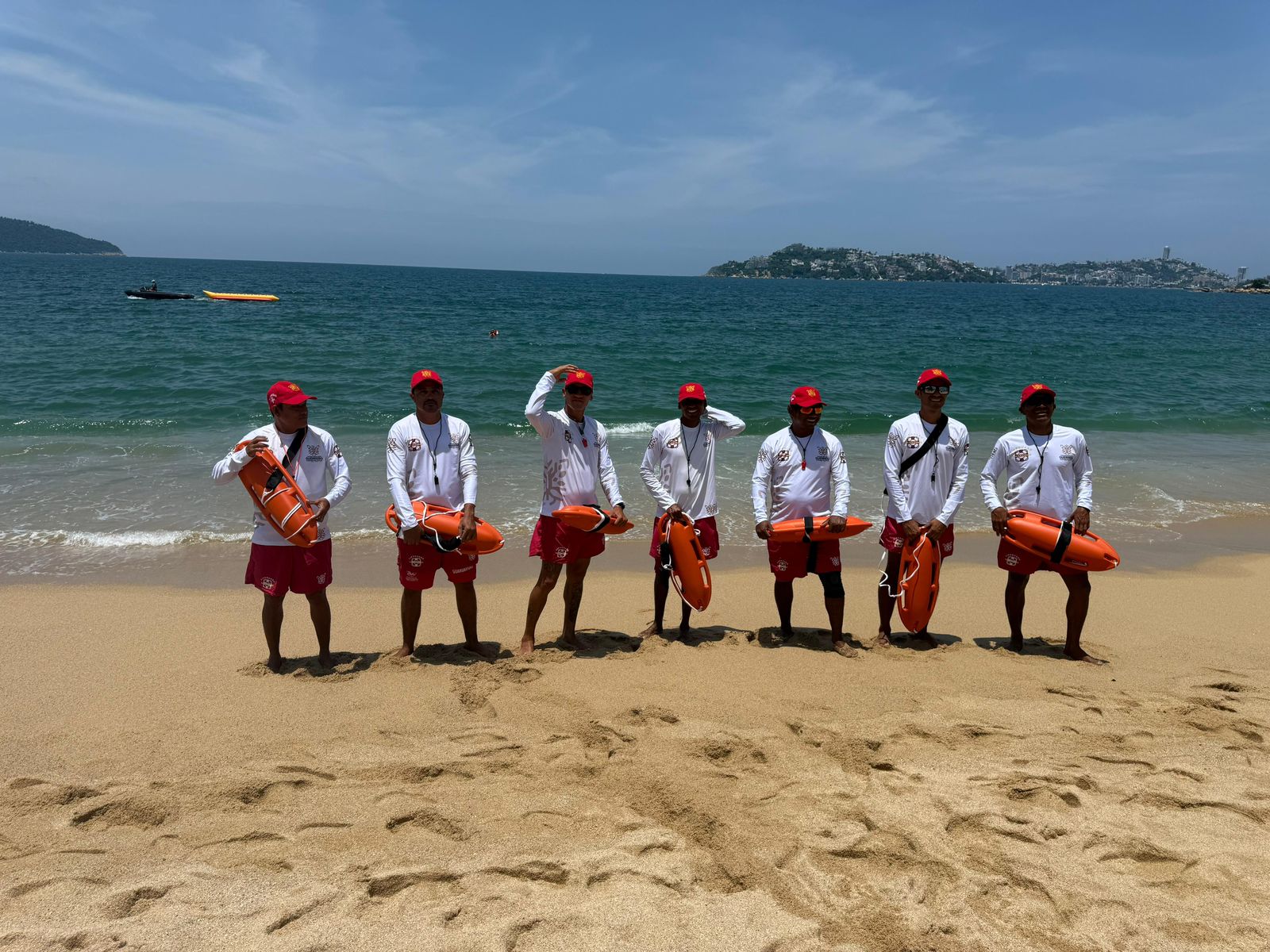 Gobierno de Evelyn Salgado dota de nuevo equipo y uniformes a guardavidas de la Promotora de Playas