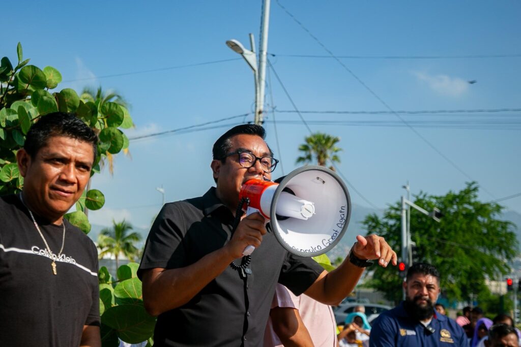Realizan jornada de limpieza en la zona Dorada de Acapulco