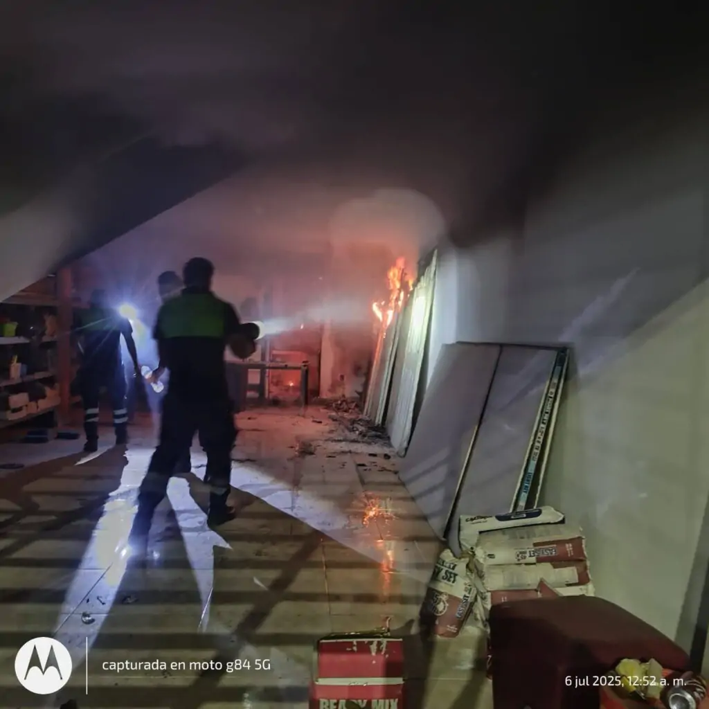 Controlan incendio en local comercial de Tlapa; no hubo víctimas