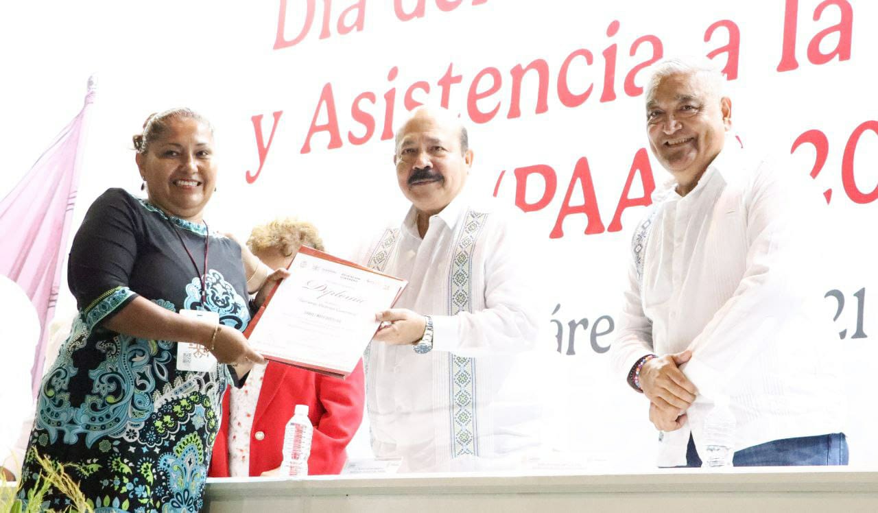 Gobierno del Estado reconoce a trabajadores de Apoyo y Asistencia a la Educación y entrega el premio “Gral. Vicente Guerrero” por su trayectoria de servicio