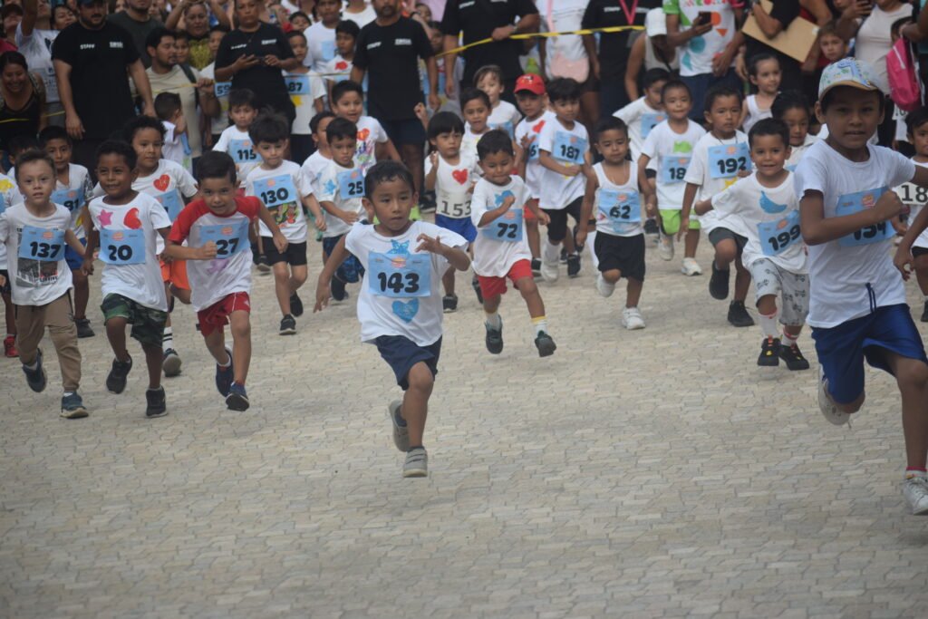 Promueven el deporte infantil con carrera de colores en la cancha municipal