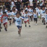 Promueven el deporte infantil con carrera de colores en la cancha municipal