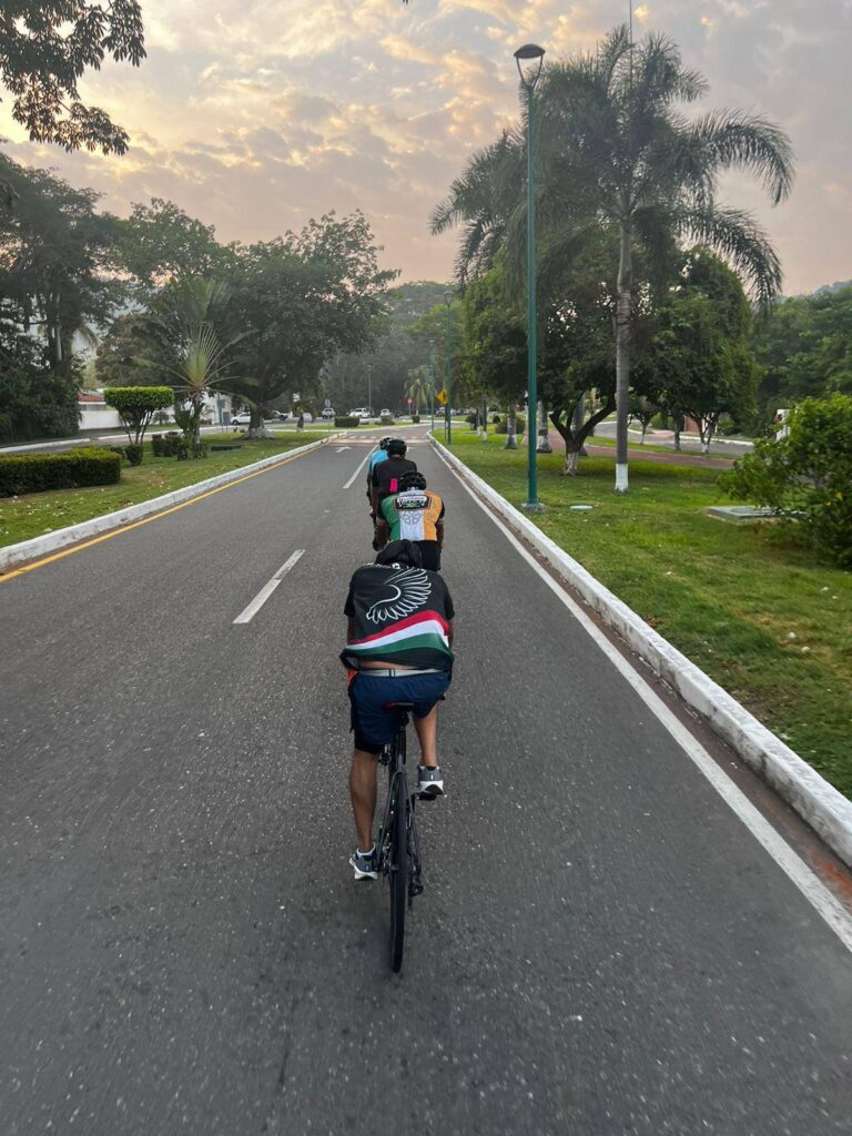 Triatletas de Zihuatanejo entrenan sin descanso durante las vacaciones de verano