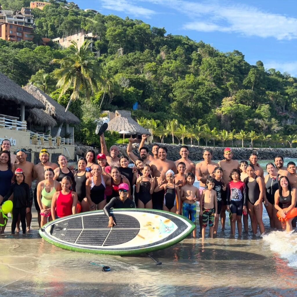Triatletas y nadadores realizan travesía en la bahía de Zihuatanejo