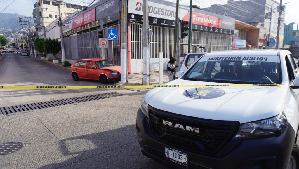 Ejecutan de cuatro balazos a una mujer mientras conducía su auto, en Acapulco