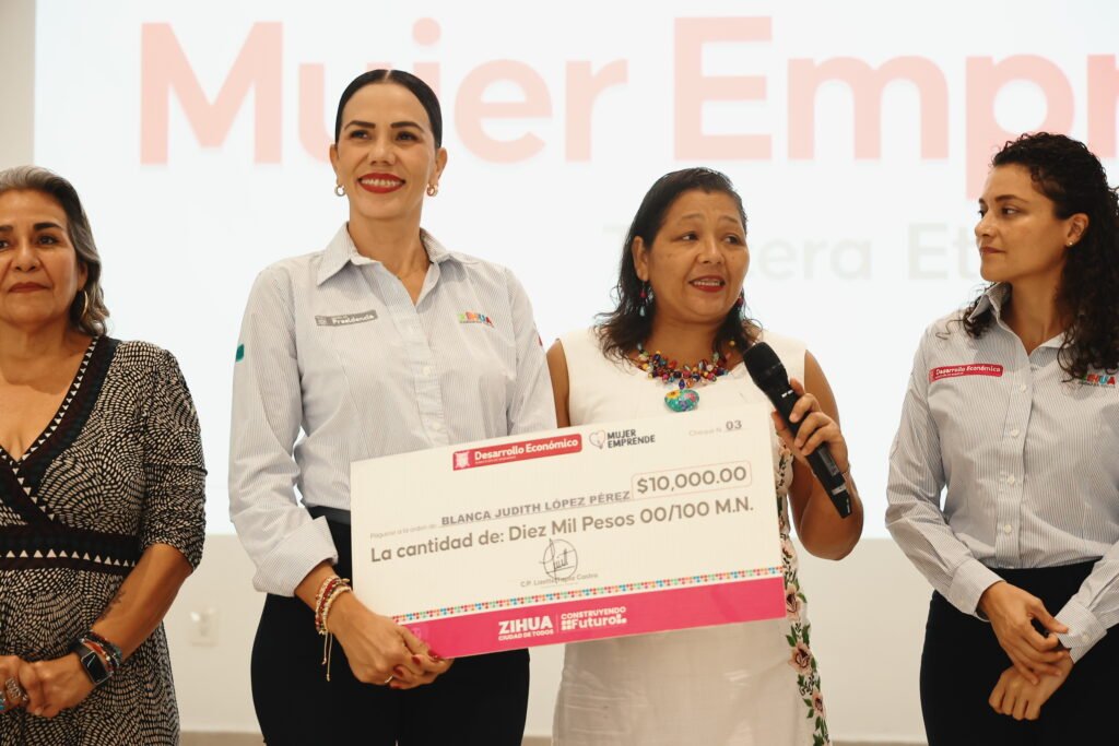 Gobierno de Lizette Tapia Castro otorga más créditos a mujeres emprendedoras del municipio