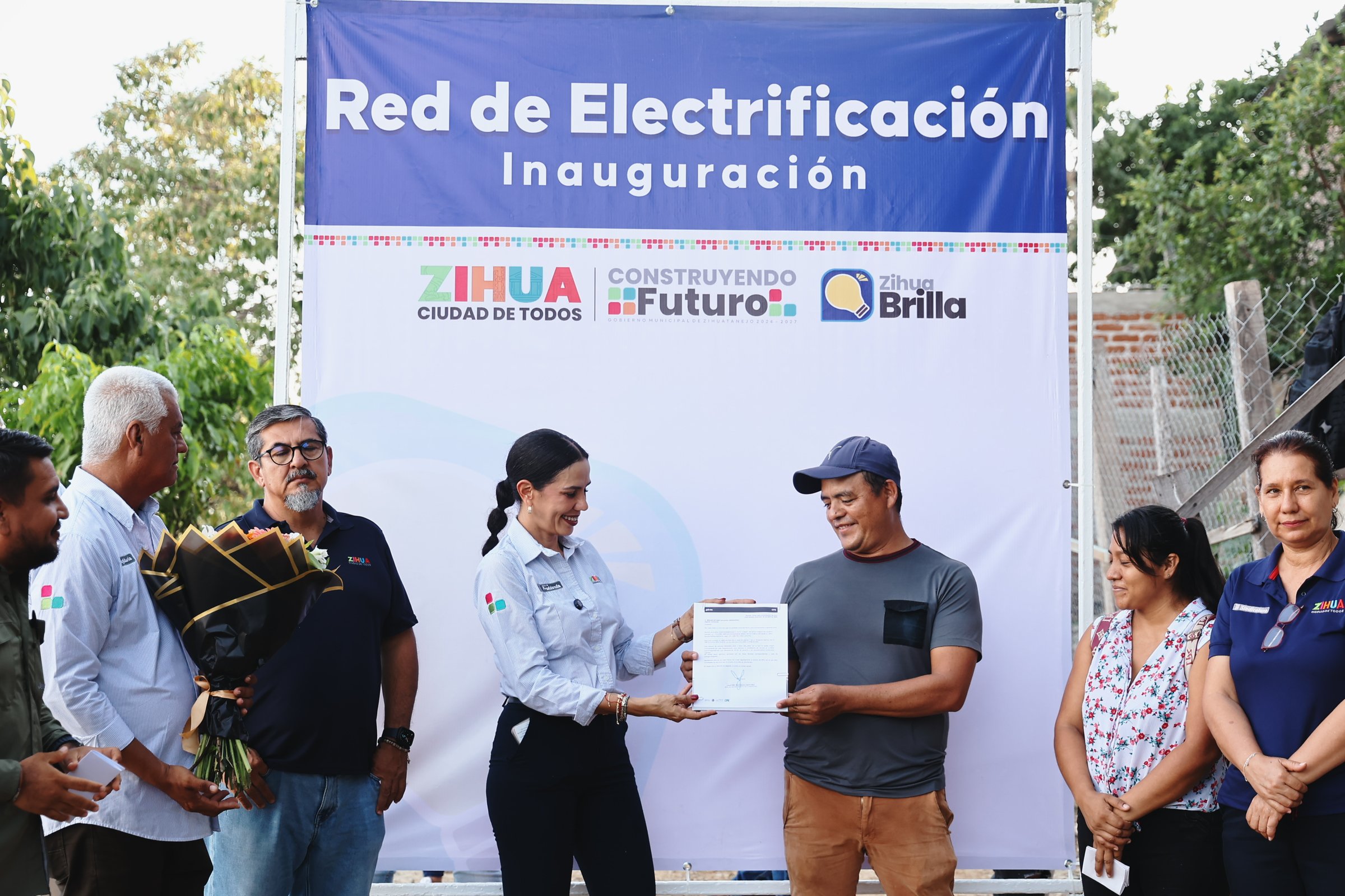 Lizette Tapia Castro inaugura red eléctrica en la colonia Ampliación Buenos Aires.