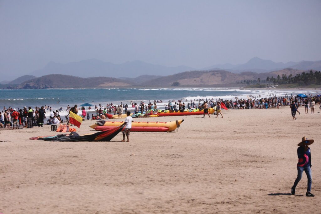 Protección Civil y Bomberos, atentos al cuidado de turistas y locales que hacen uso de las playas.