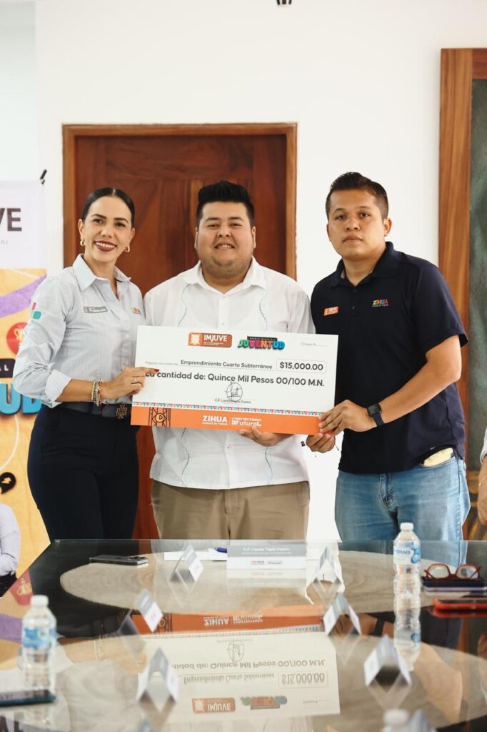 Presidenta Lizette Tapia Castro entrega el Premio Emprendimiento Juvenil 2025 a Israel Orozco