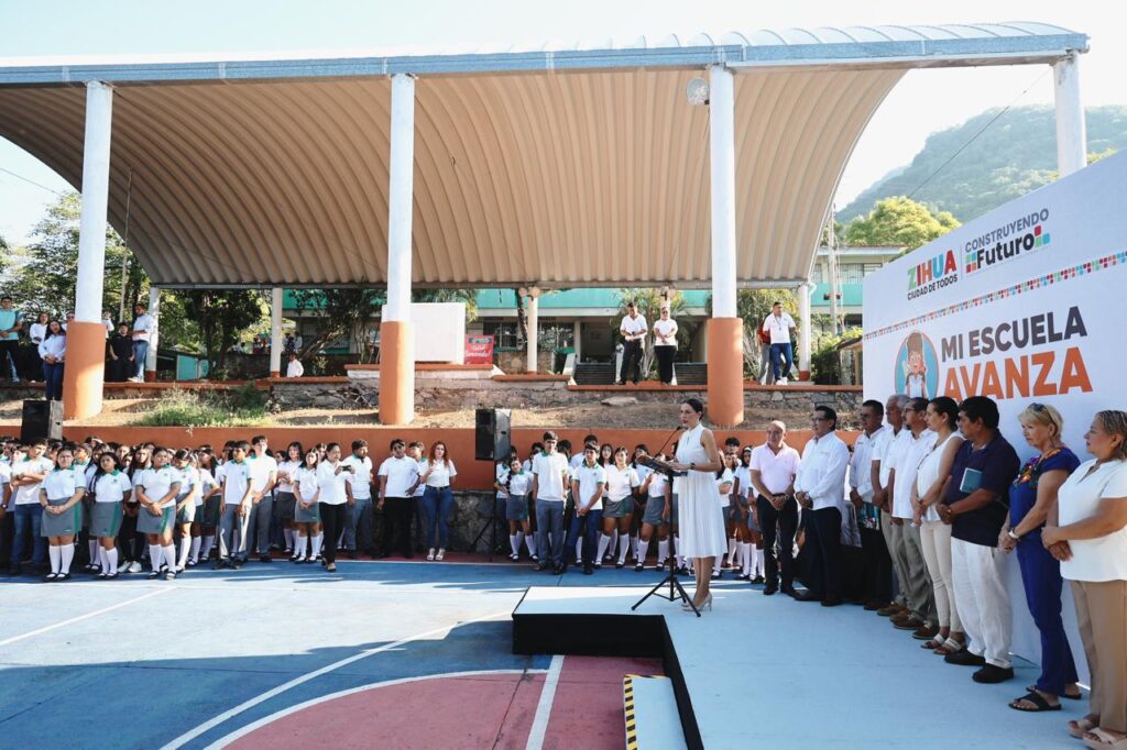 Presidenta Lizette Tapia Castro cumple compromiso con el CONALEP y hace entrega de nueva cisterna