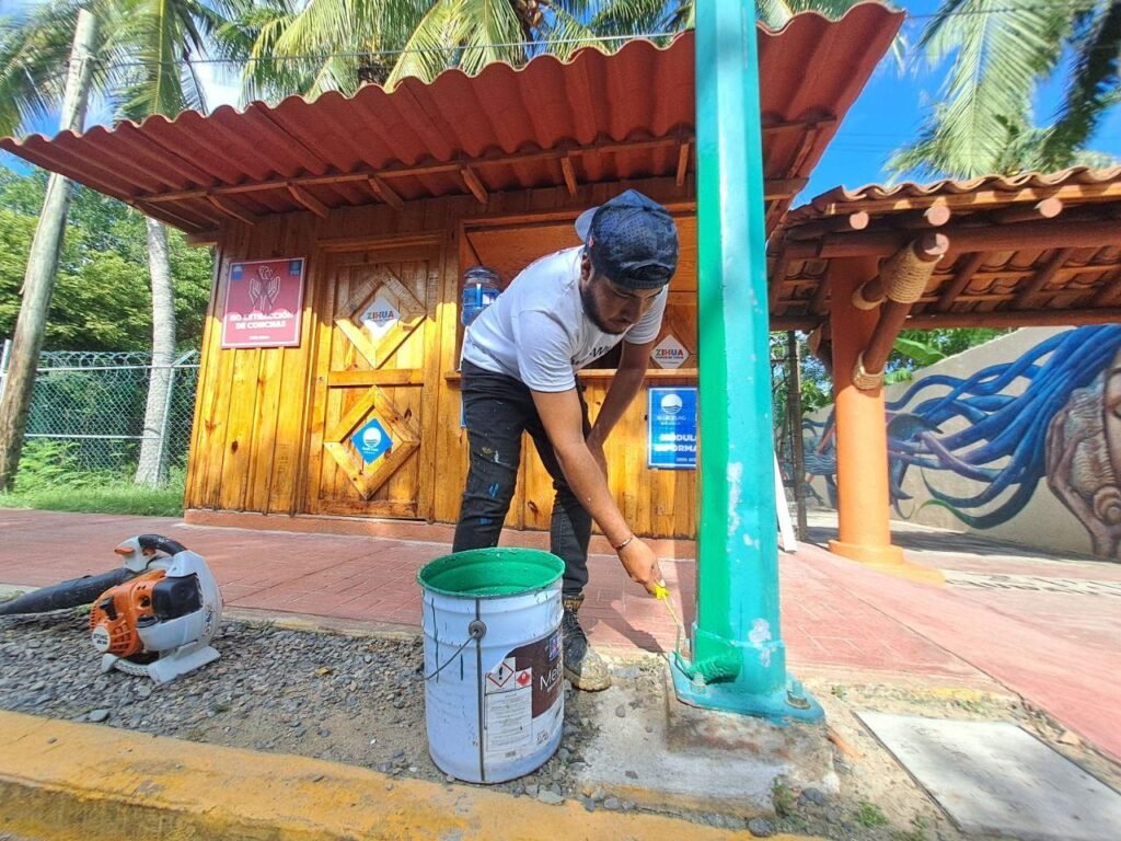 La Dirección de Mejoramiento Urbano cumple con el mantenimiento de la imagen de Zihuatanejo: Lizette Tapia Castro