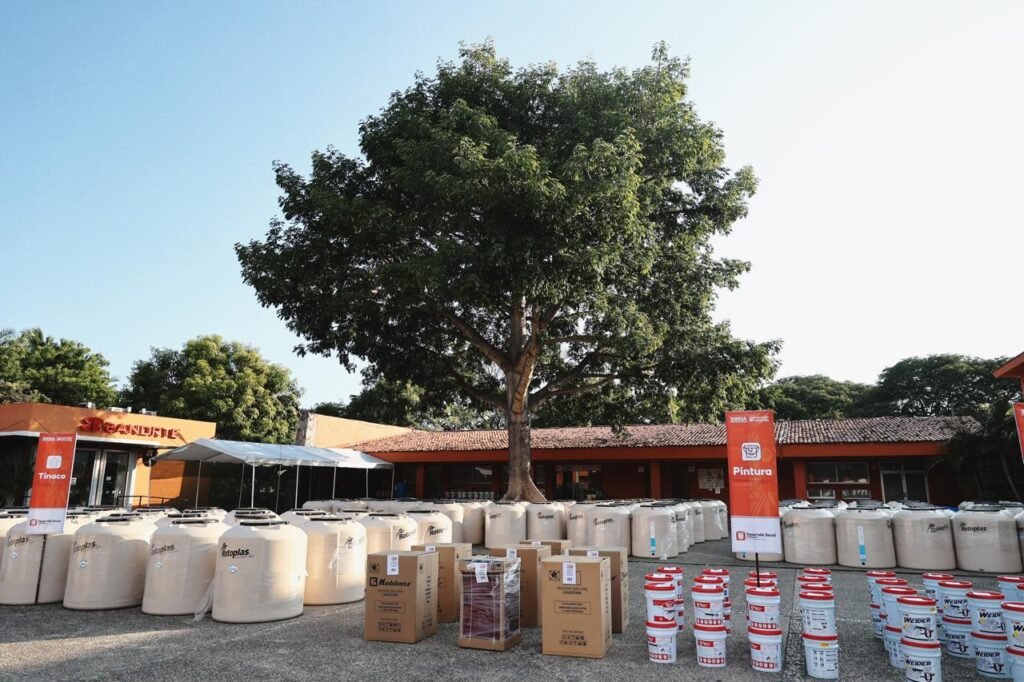 Entrega Lizette Tapia Castro material subsidiado para mejora de vivienda