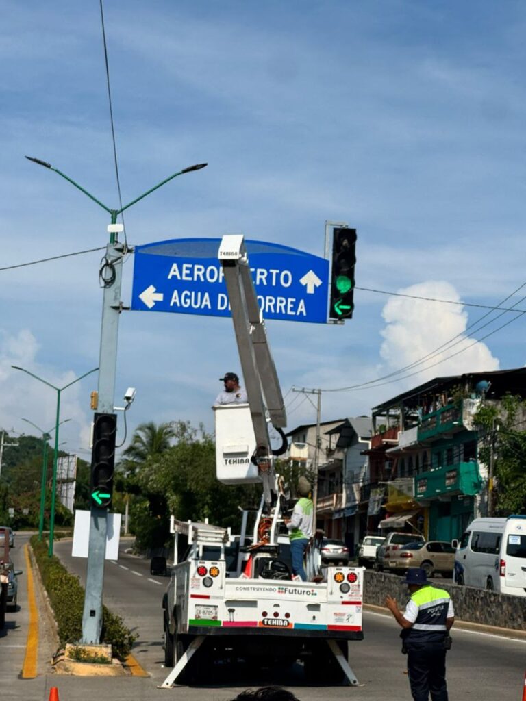 Se da mantenimiento a semáforos de Zihuatanejo