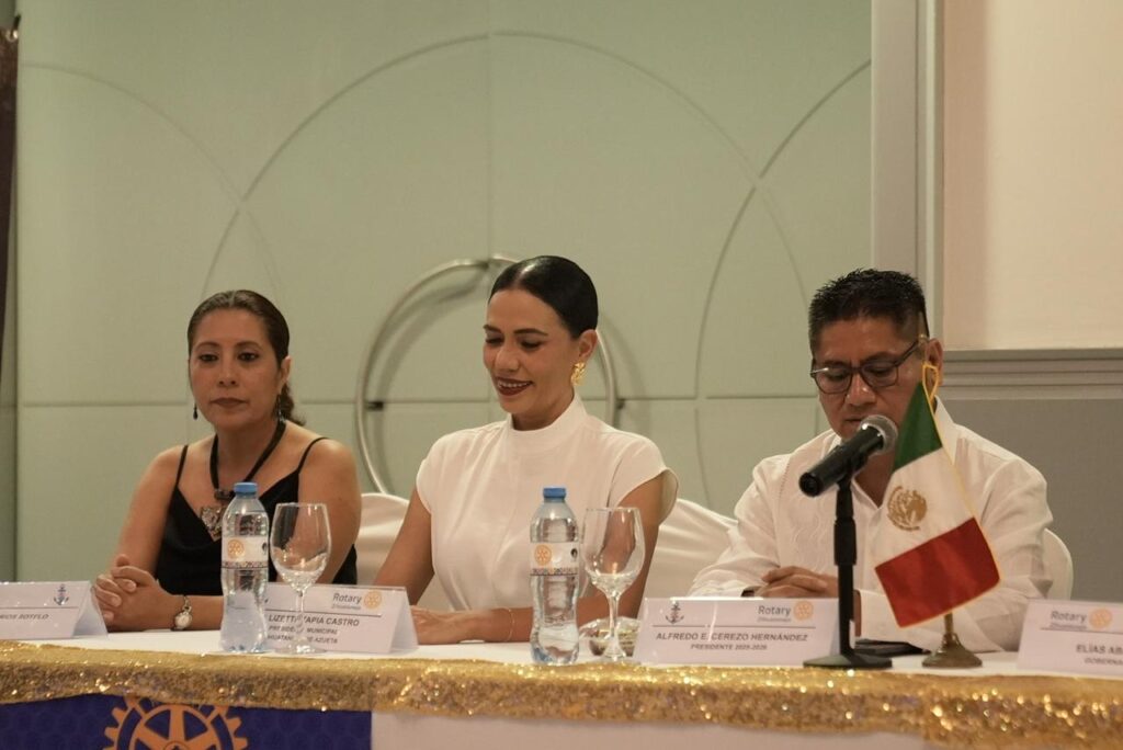 Asiste Lizette Tapia Castro al cambio de mesa directiva del Club Rotario Zihuatanejo.
