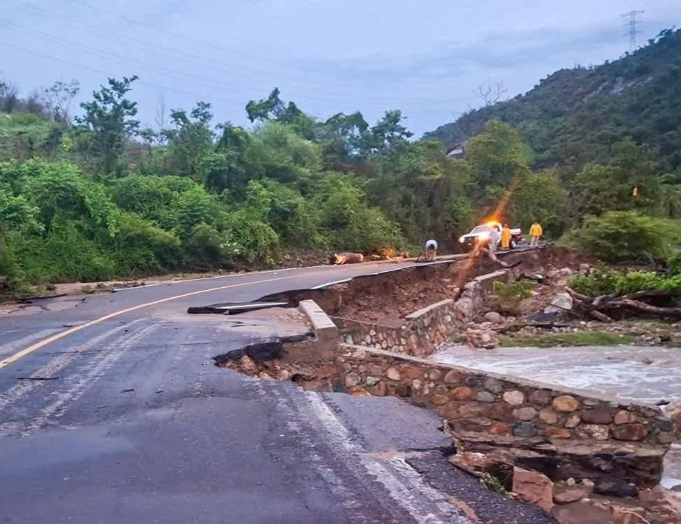Lluvias provocan daños en tramo carretero de Coyuca de Benítez