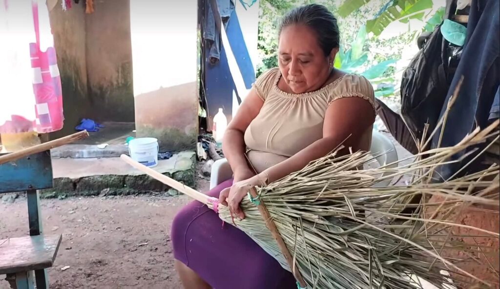 Familias de Atoyac luchan por preservar y comercializar escobas tradicionales de soyamiche