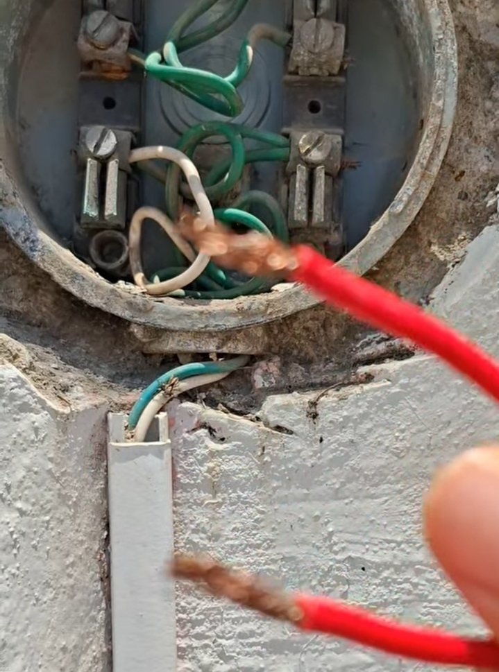 Habitante de Coyuca de Benítez denuncia corte injustificado de luz por parte de CFE