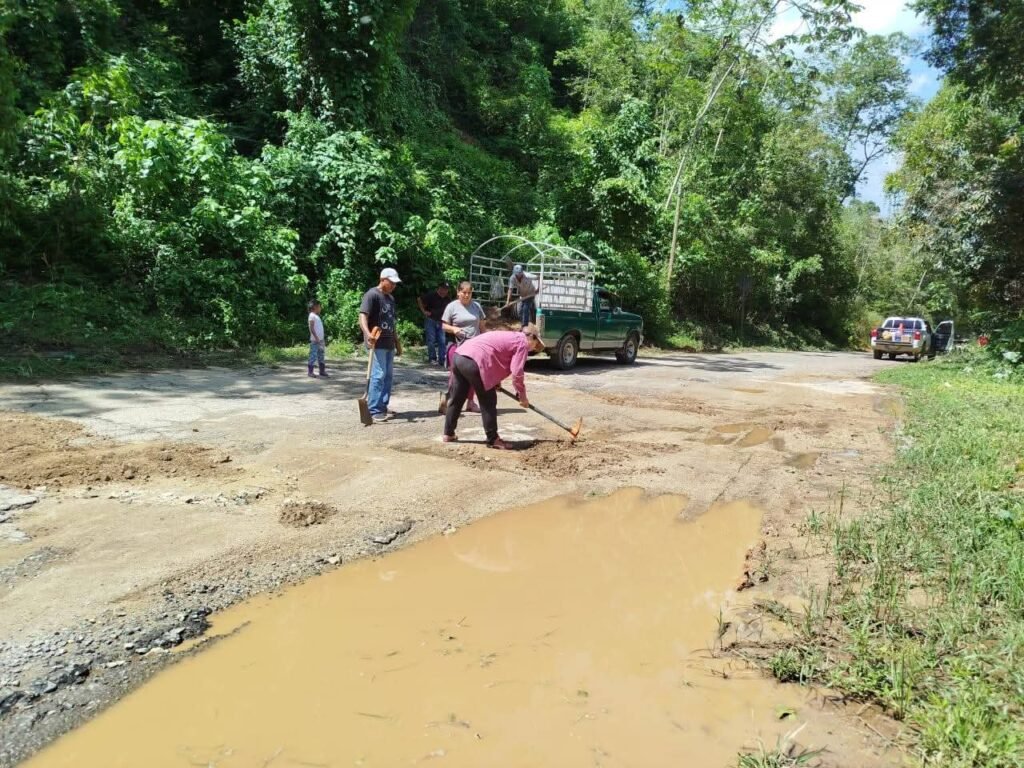 Habitantes reparan tramo carretero ante falta de atención oficial