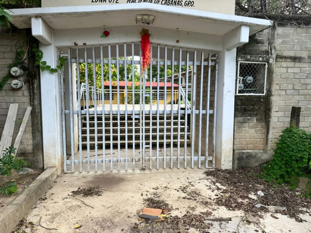 Vecinos de Hacienda de Cabañas exigen ajustes a obra escolar que provocó inundaciones
