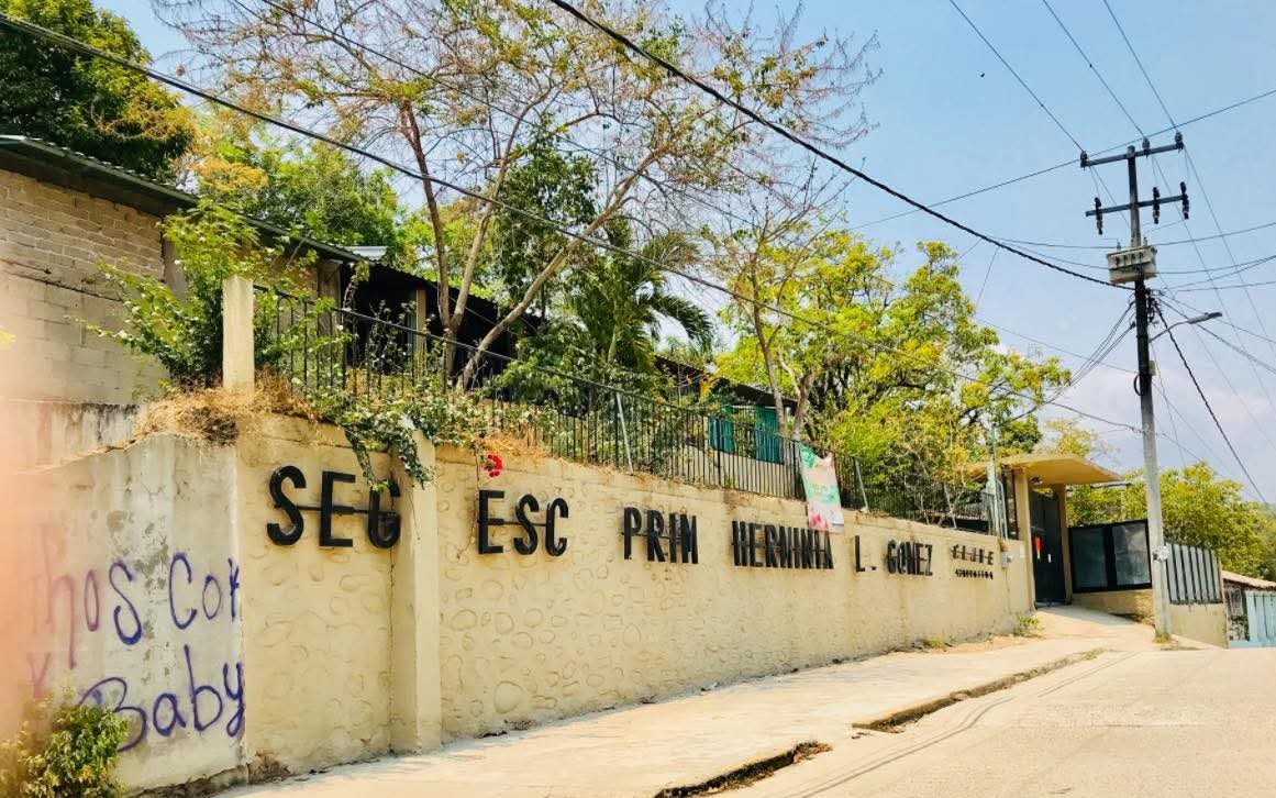 Padres de familia denuncian incrementos en cuotas escolares en Atoyac