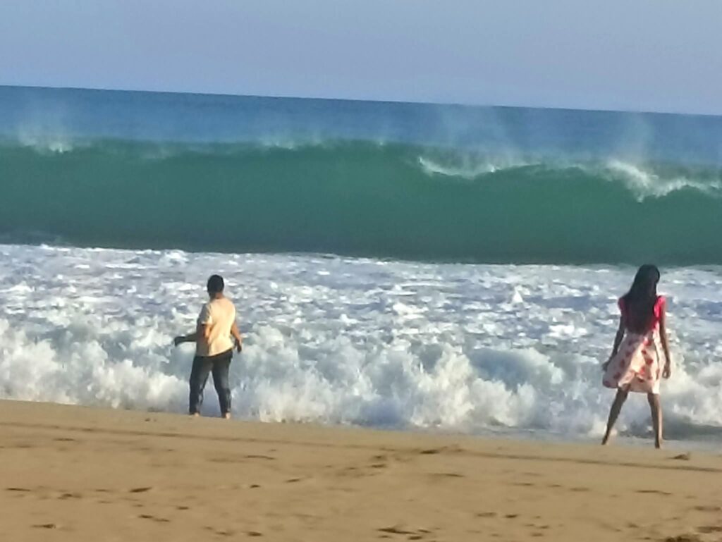 Piden que visitantes de Playa Paraíso escondido tomen sus precauciones debido al alto oleaje.