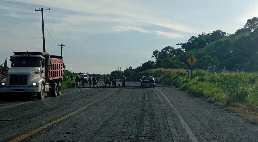 Retiran topes en colonia Progreso de Técpan tras provocar accidente