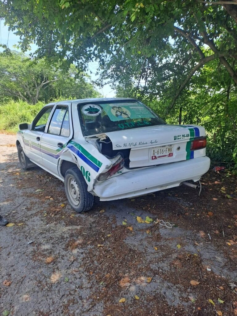 Taxista sufre accidente en Tecpán; transportistas piden retirar topes en carretera federal