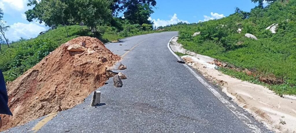 Habitantes de Yerbasantita y Las Compuertas piden reparar carretera por socavón