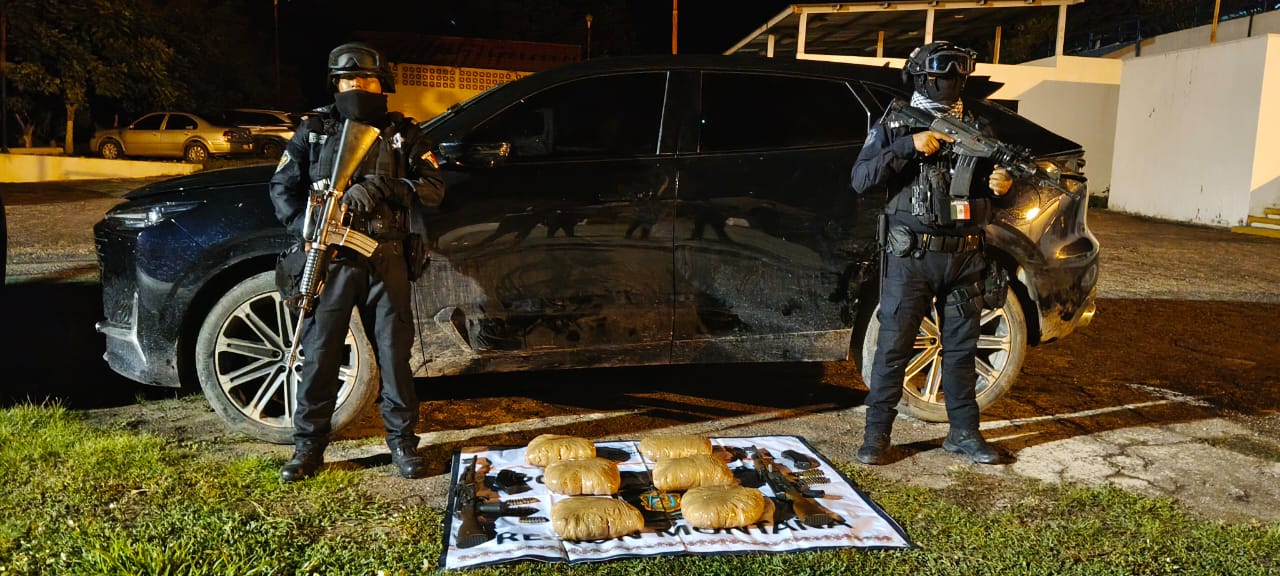 Asegura Policía Estatal armamento, presunta droga y vehículo en Tlapa de Comonfort